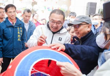 侯友宜彩繪燈籠迎新年　新莊慶元宵傳承百年文化