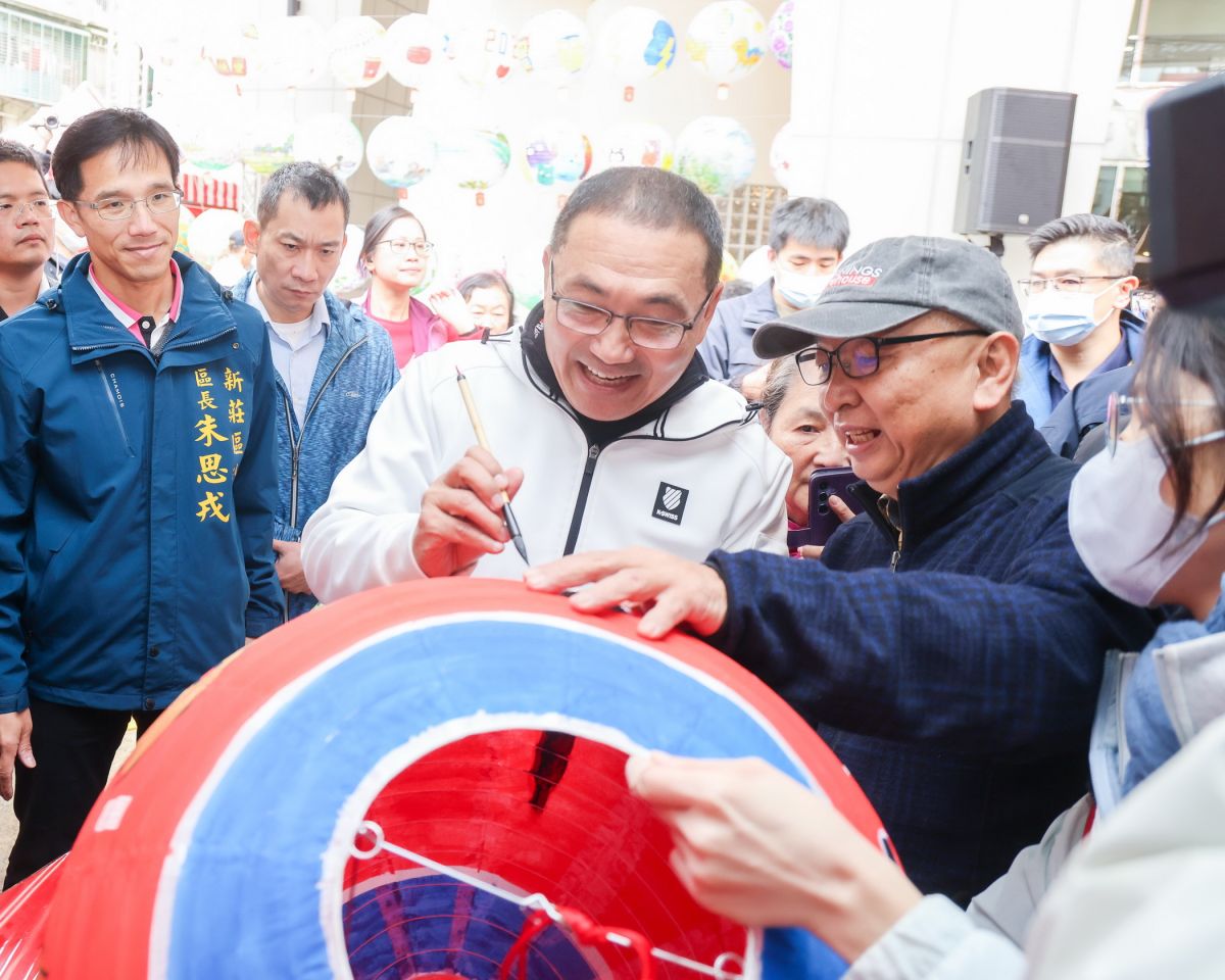 侯友宜彩繪燈籠迎新年　新莊慶元宵傳承百年文化