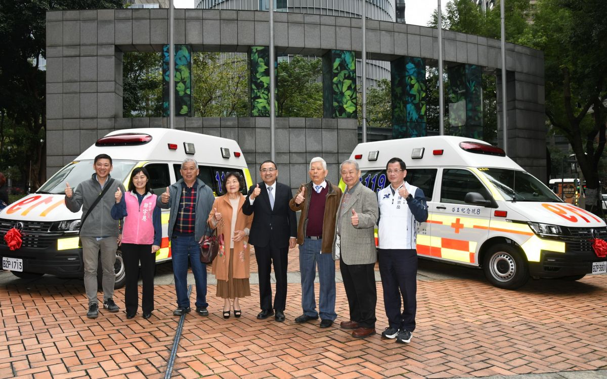 世華總會、優寶營造捐贈高頂救護車　新北救護量能再升級