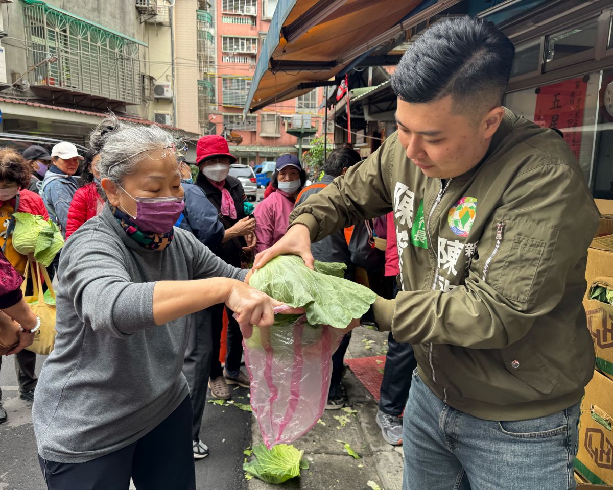 陳俊維出席挺農民送高麗菜　三重慈愛里彩繪牆吸睛成景