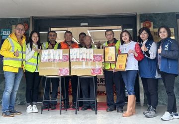 翻山越嶺送年菜　陳乃瑜攜手企業暖送坪林獨居長輩