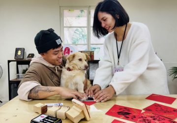 萌馬迎春最吸睛　淡水古蹟博物館推寵物掌印斗方diy