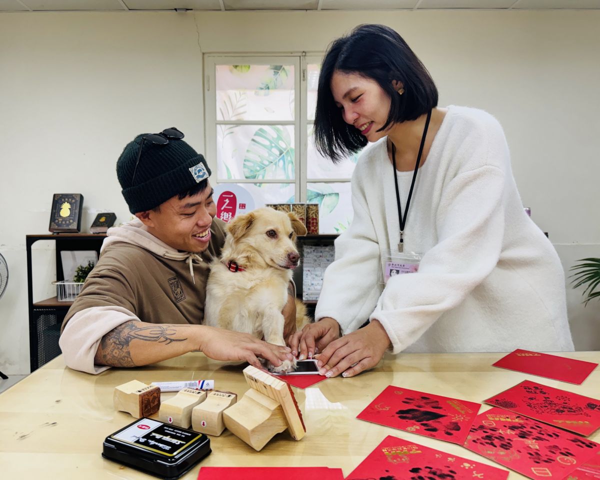萌馬迎春最吸睛　淡水古蹟博物館推寵物掌印斗方diy