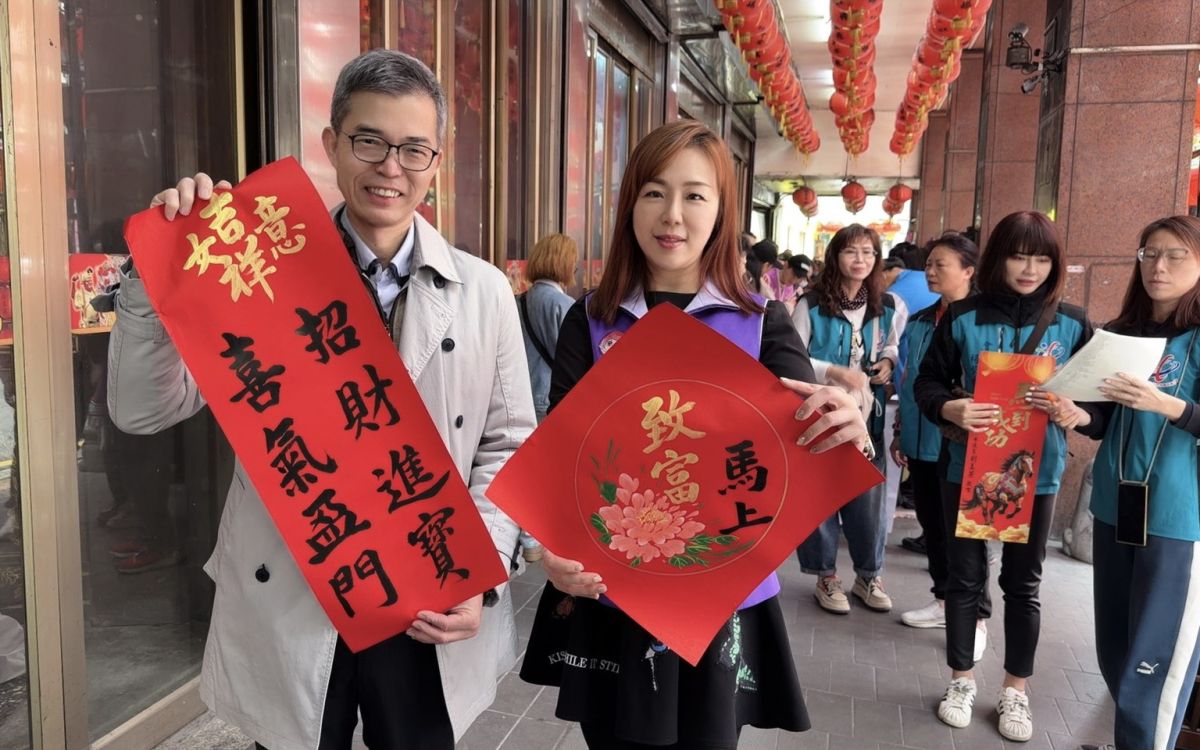 揮毫送暖迎新春　劉美芳辦贈春聯活動傳遞公益年味