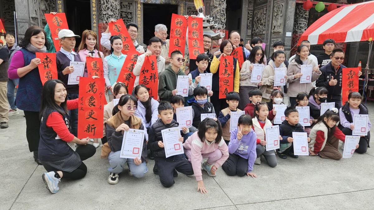 駿馬奔騰迎新春！民雄鄉公所舉辦新春揮毫贈春聯