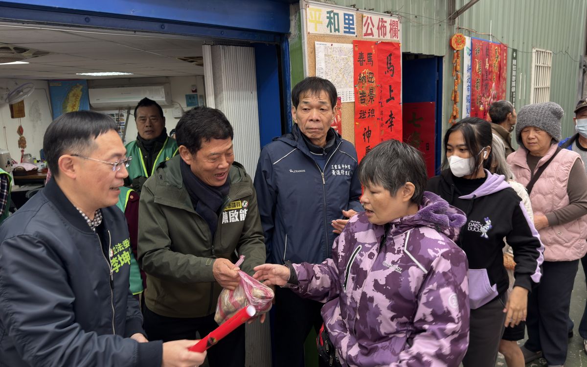 迎新送暖挺農民　陳啟能、李坤城力挺平和里送地瓜
