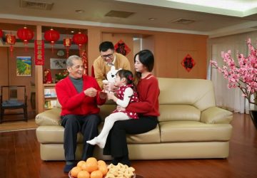 長輩滑短影音要留意　台北慈濟醫師提三招守護身心健康