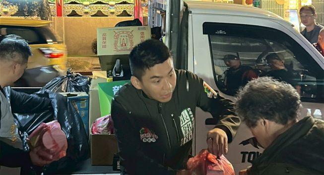 寒夜送暖助街友　「台派戰鬥雞」張銘祐籲制度化關懷