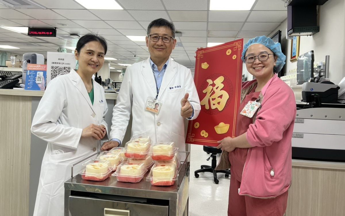 除夕醫院送暖 臺北醫院送病人蛋糕同仁紅包雙暖心
