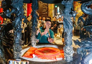 新港奉天宮「開廟門、搶頭香」活動　22歲頭香得主二連霸