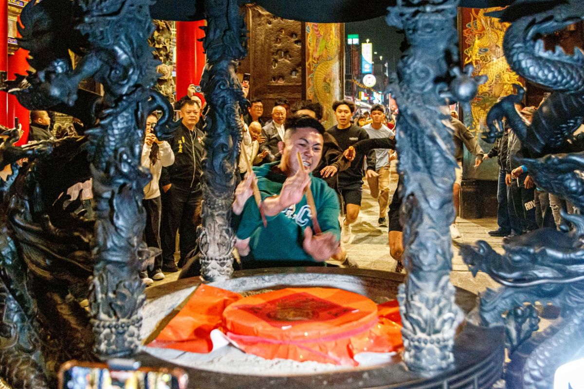 新港奉天宮「開廟門、搶頭香」活動　22歲頭香得主二連霸