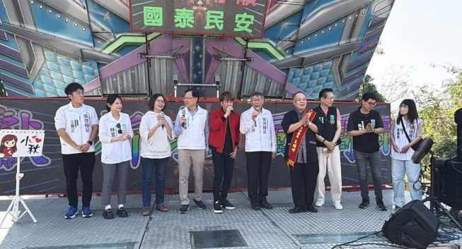 柯文哲南下嘉義合體張啓楷　廟埕拜年場面熱絡