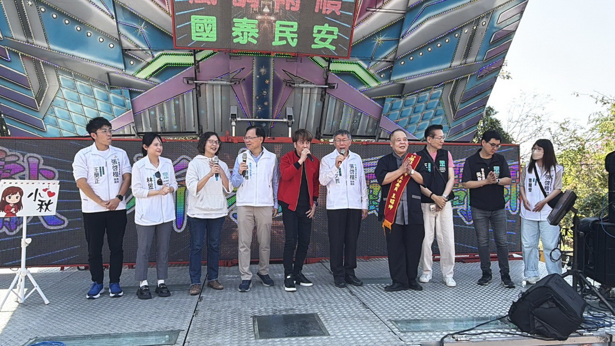 柯文哲南下嘉義合體張啓楷　廟埕拜年場面熱絡