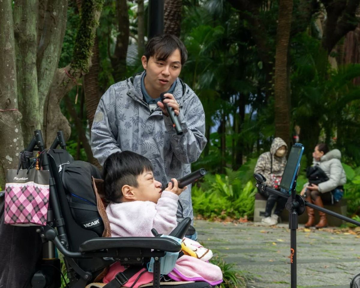 玻璃娃娃街頭開唱　小雪4小時唱出明星夢