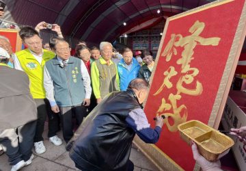 林暉博士揮毫為鹽水蜂炮文化開筆　首創書法結合蜂炮啟動典禮亮相