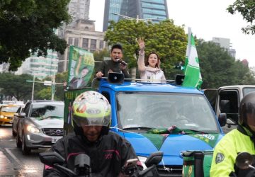 雨中並肩打拚　陳乃瑜力挺張銘祐拚北市議員初選