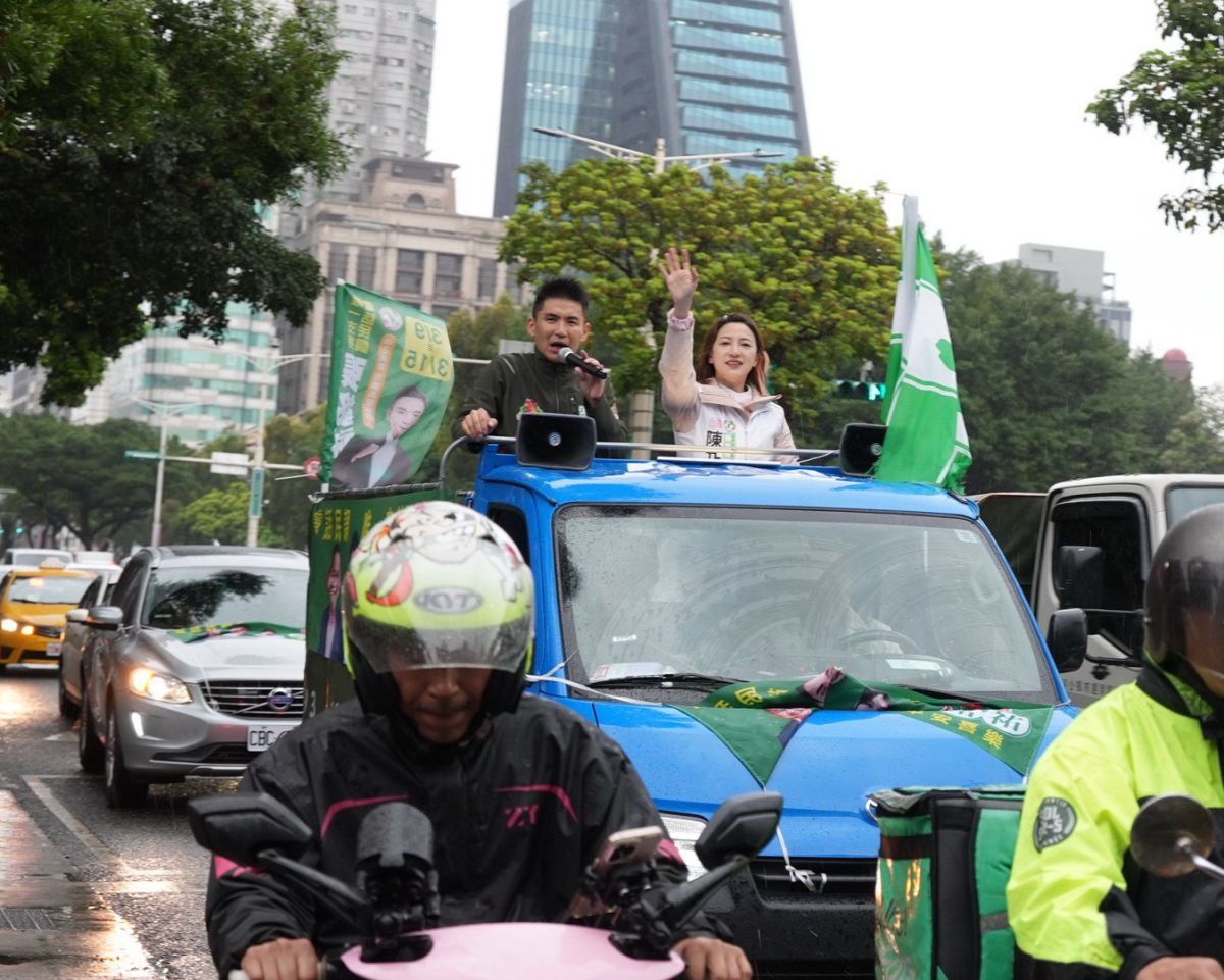 雨中並肩打拚 陳乃瑜力挺張銘祐拚北市議員初選