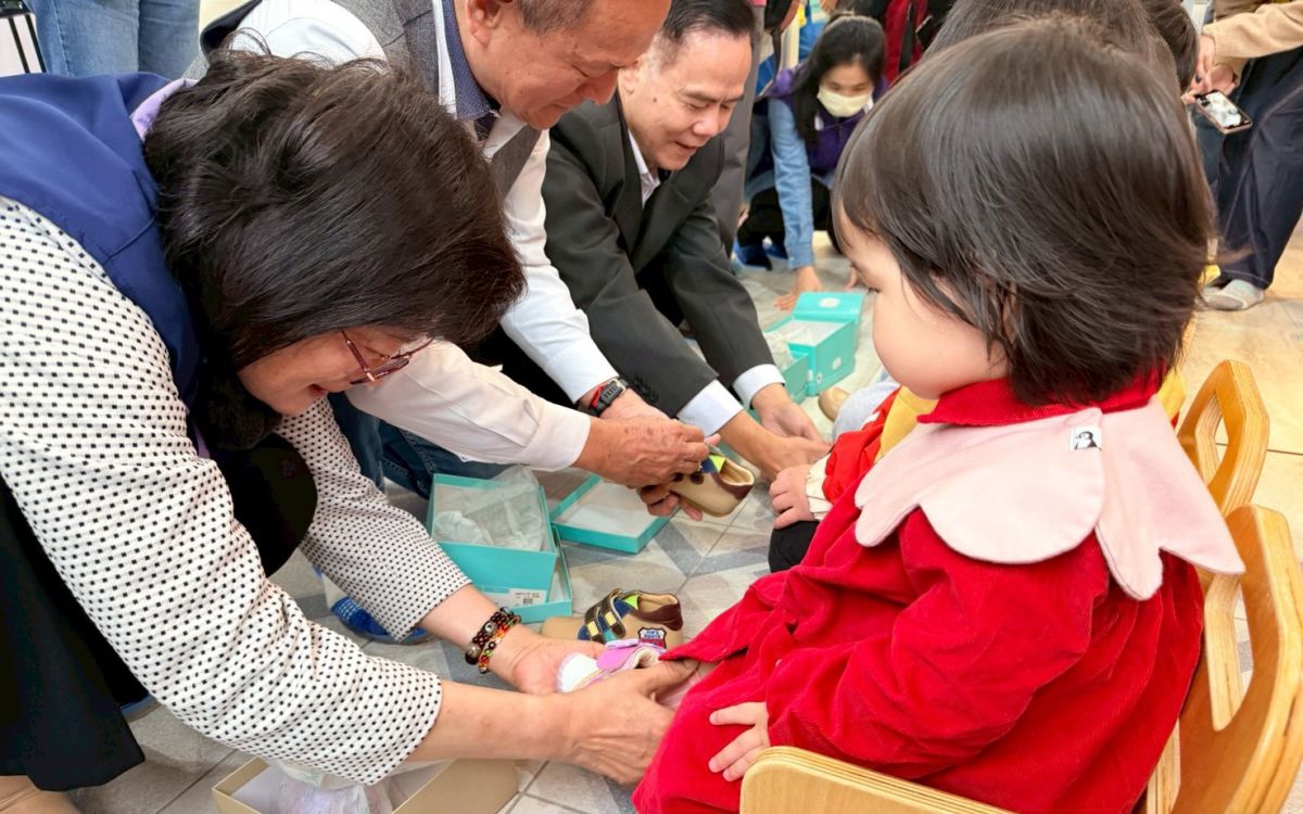 新北議員李余典媒合236雙童鞋送愛　三重公托孩童受惠