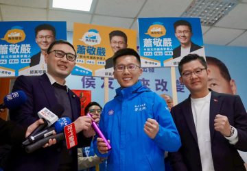 披戰袍接棒廖先翔　蕭敬嚴登記參選拚議會