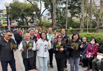 植樹節拚環保　顏蔚慈電池換盆栽湧人潮