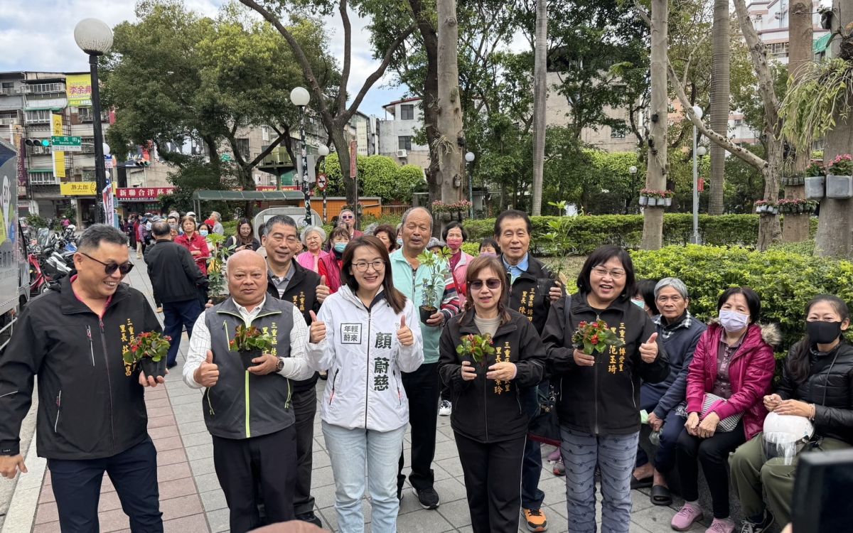 植樹節拚環保　顏蔚慈電池換盆栽湧人潮