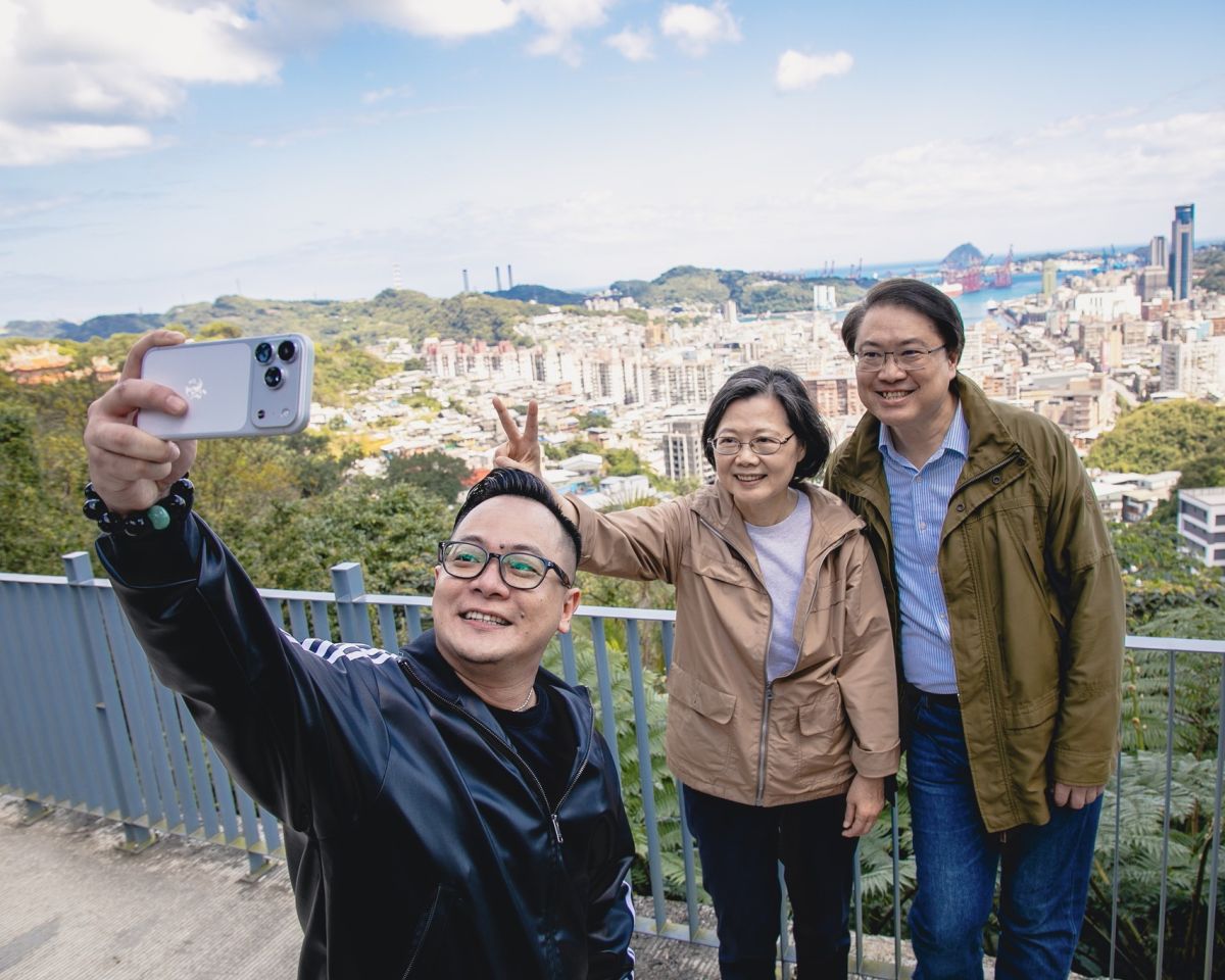 蔡英文、林右昌登球子山　漫步山海步道看基隆