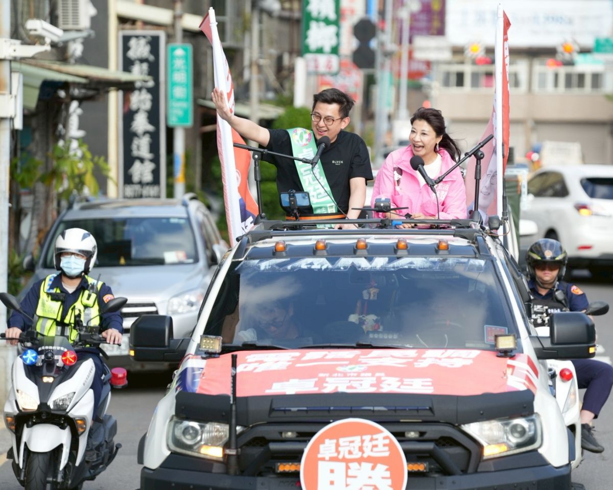 拚初選!卓冠廷鶯歌車掃拚初選 林楚茵讚最強戰將助陣