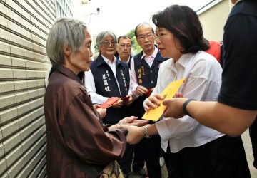 嘉市興業東路火警　黃敏惠率隊與民間團體慰問受災住戶