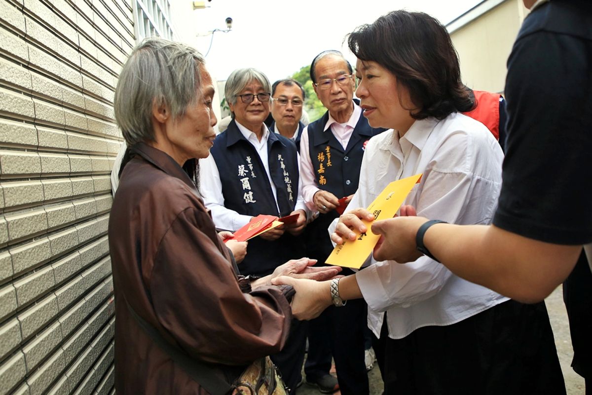 嘉市興業東路火警　黃敏惠率隊與民間團體慰問受災住戶