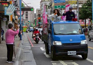 李坤城送歐告挺陳岱吟　「帶你贏」車掃衝刺拚初選