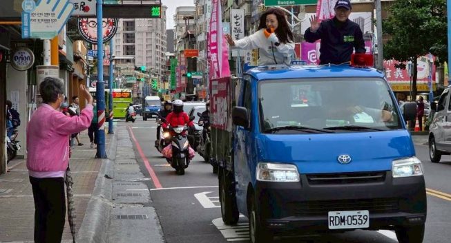李坤城送歐告挺陳岱吟　「帶你贏」車掃衝刺拚初選