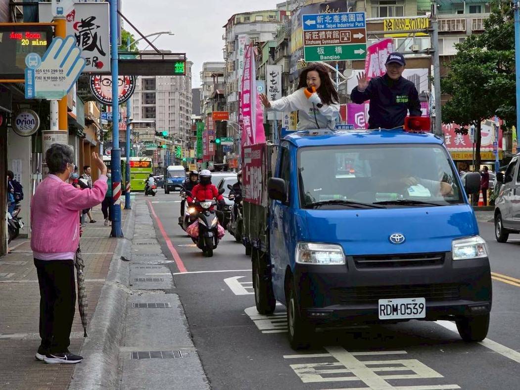 李坤城送歐告挺陳岱吟　「帶你贏」車掃衝刺拚初選