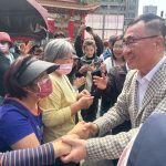 李四川烘爐地拚選戰　信眾熱情高喊凍蒜