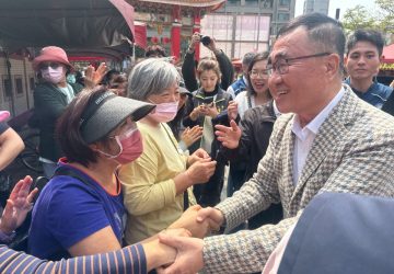 李四川烘爐地拚選戰　信眾熱情高喊凍蒜