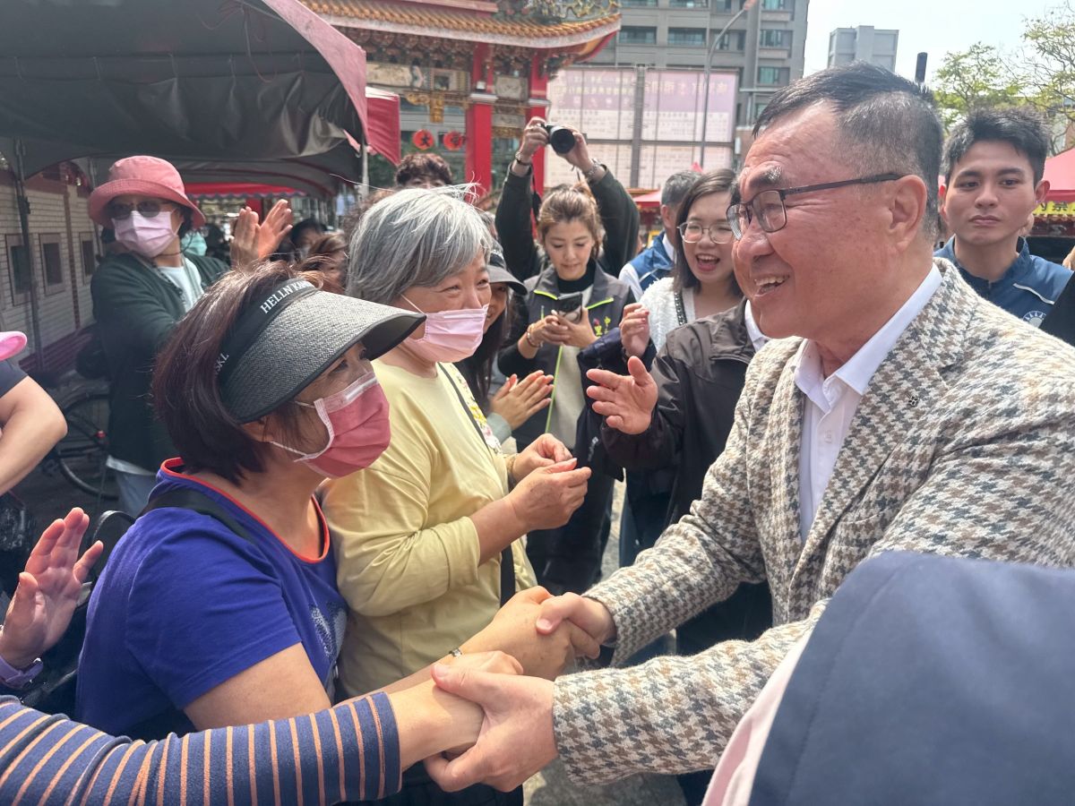 李四川烘爐地拚選戰　信眾熱情高喊凍蒜