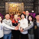 蘇巧慧土地公聖誕掃廟拜票　李洋媽媽贈金牌高粱