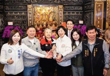 蘇巧慧土地公聖誕掃廟拜票　李洋媽媽贈金牌高粱