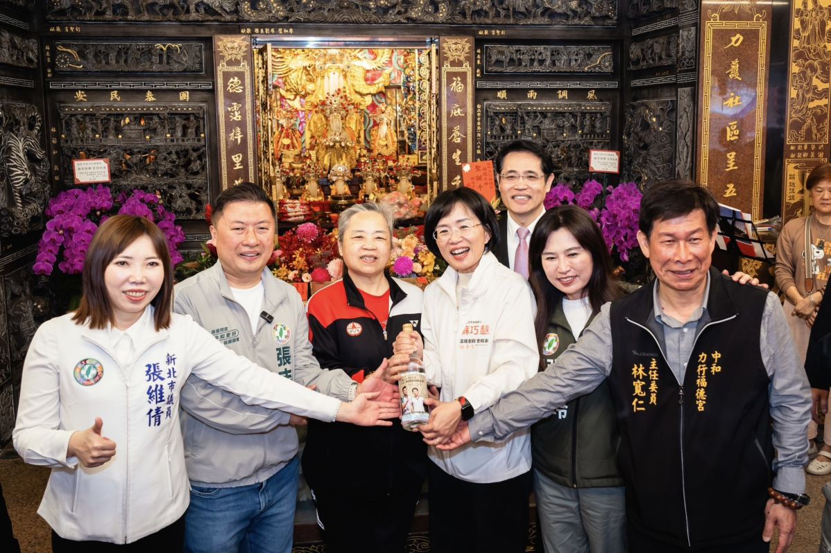 蘇巧慧土地公聖誕掃廟拜票　李洋媽媽贈金牌高粱