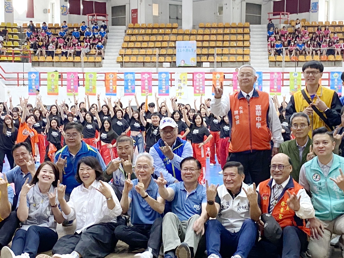 嘉市運動會登場百人共舞點燃聖火　張啓楷認同黃敏惠體育施政