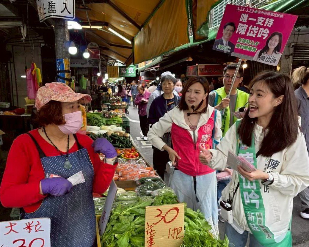 一通電話帶你贏！陳乃瑜挺陳岱吟宏泰市場掃街拚出線
