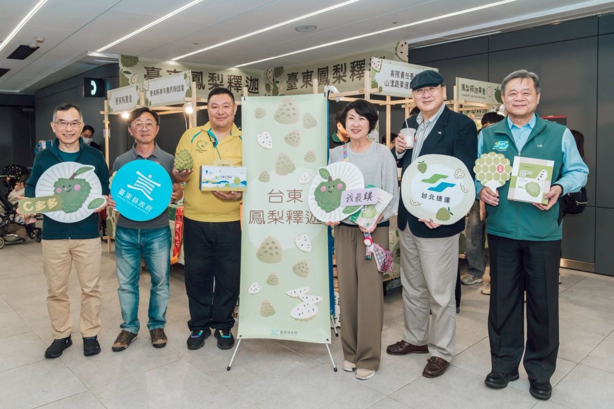 「搭北捷、買臺東　鳳梨釋迦產地直送！」-饒慶鈴親至臺北車站快閃攤位　為農友加油打氣