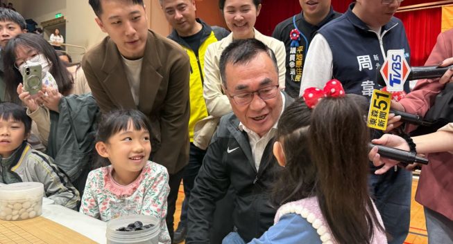 李四川觀棋展親和力　拋教育與建設願景