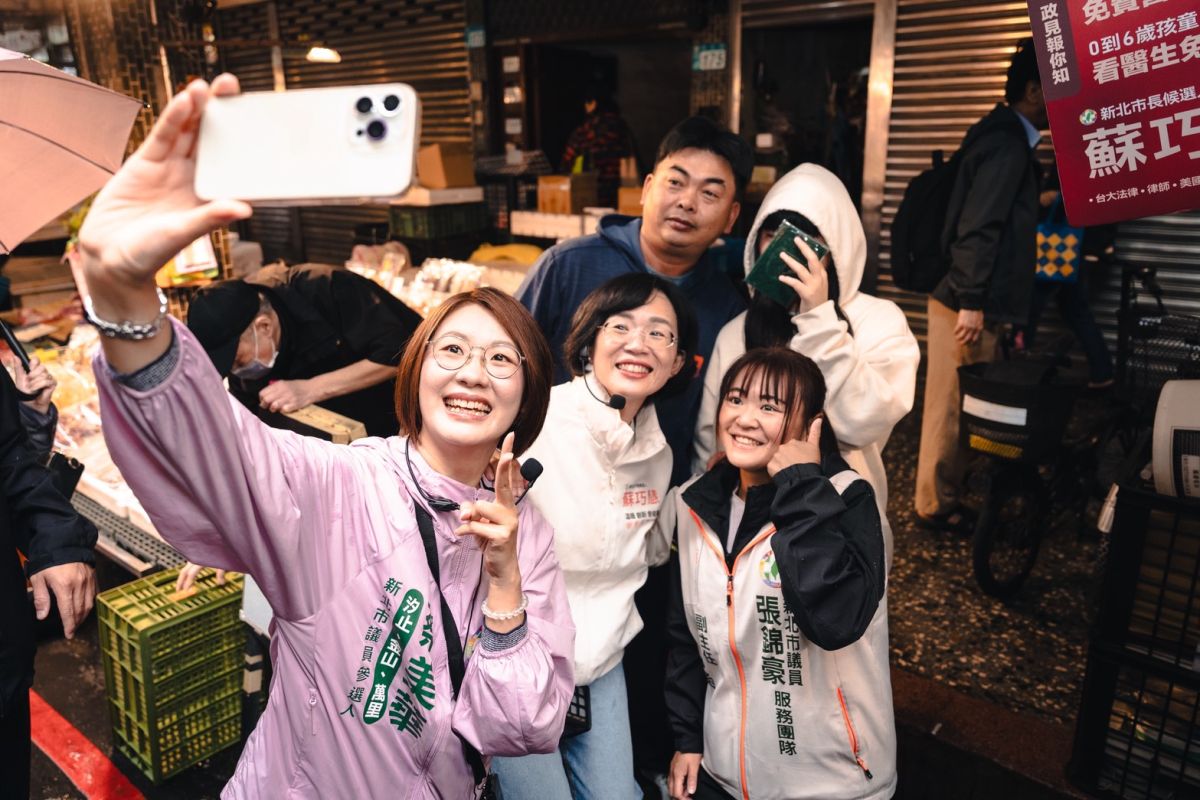 蘇巧慧與蔡美華市場拜票 新北隊合擊拚支持