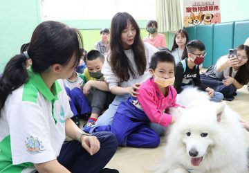 狗醫生陪讀進校園　新北市立圖書館推寵物閱讀療癒力