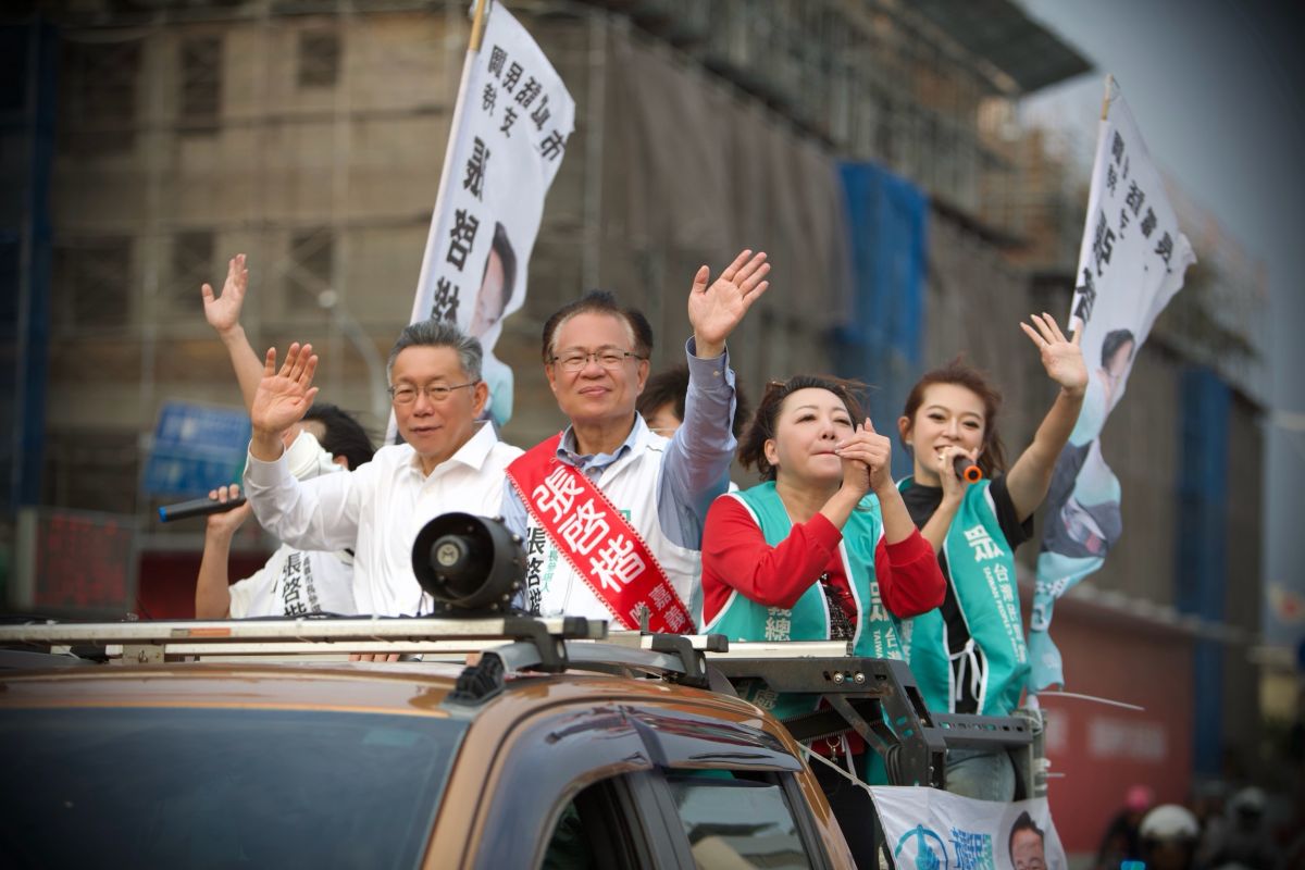 北中小草南下嘉義力挺張啓楷 街頭宣講催民調聲量大衝刺