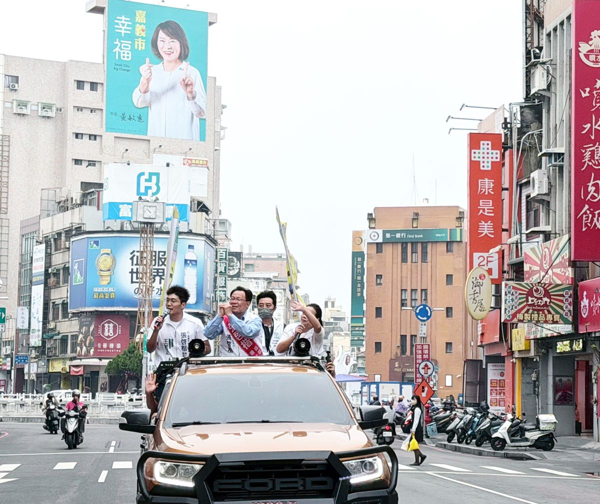 嘉義市長藍白整合確定人選　張啓楷謝票向市民致意