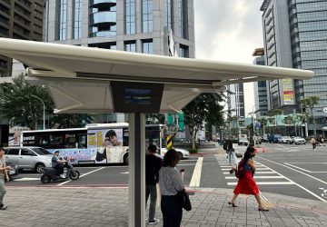 板橋智慧遮陽傘上路　民眾等紅燈不再曝曬