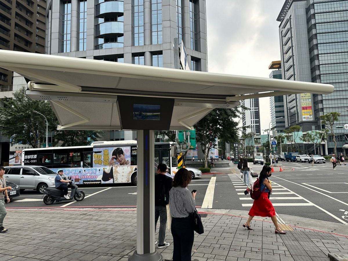 板橋智慧遮陽傘上路　民眾等紅燈不再曝曬