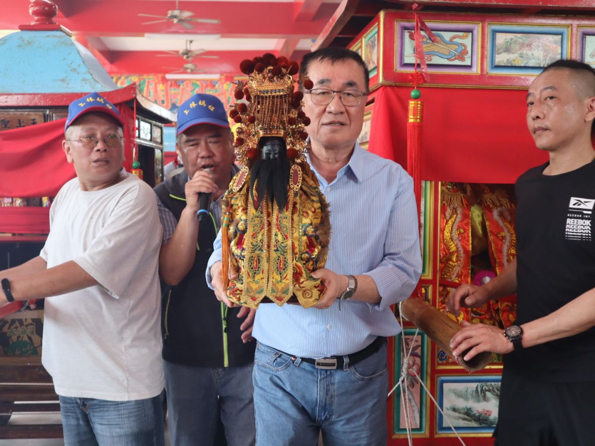 李四川扶上林媽祖鑾轎　拚東北角交通觀光發展