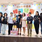 太保市公所表揚141位模範兒童　市長鄭淑分發放創意花燈「馬盯尼」